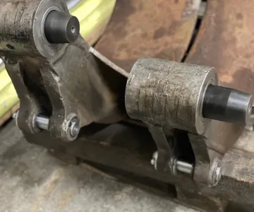 
            Opravy dier, otvorov ramien a čapov
    