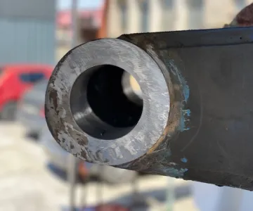 
            Opravy dier, otvorov ramien a čapov
    