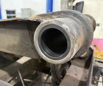 
            Opravy dier, otvorov ramien a čapov
    